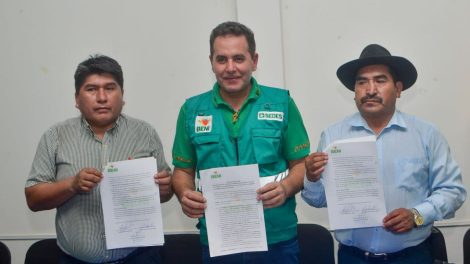 Firman convenio para construcción de carretera