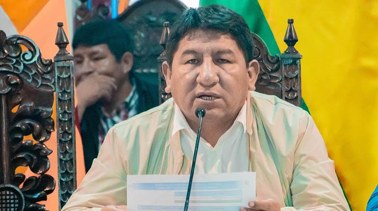 Gobernador de Potosí pide aprehensión de periodista