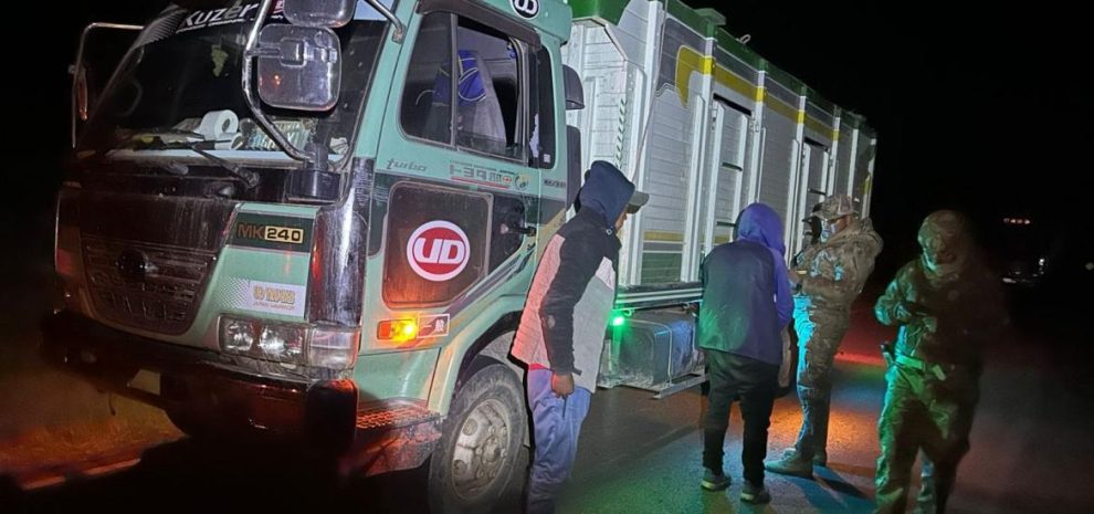 Un tractocamión que transportaba mercadería de contrabando volcó, resultando en la aprehensión de seis personas / El Alteño