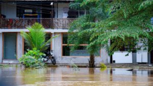 suspensión de actividades educativas debido a inundaciones
