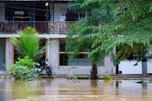 suspensión de actividades educativas debido a inundaciones