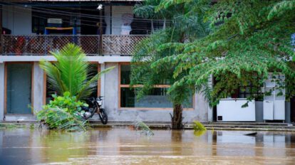suspensión de actividades educativas debido a inundaciones