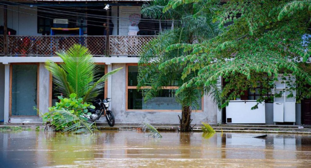 suspensión de actividades educativas debido a inundaciones
