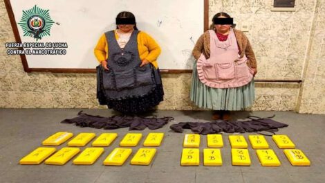 Cholitas traficaban droga bajo sus polleras en La Paz