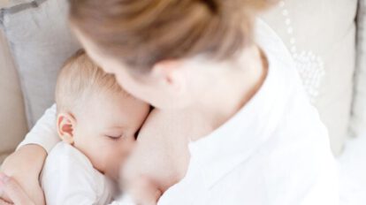 Bebé muere por broncoaspiración después de lactar del pecho de su madre en estado de ebriedad