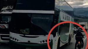 Conductor imprudente en carretera Cochabamba - Santa Cruz