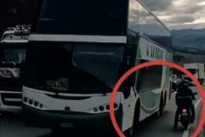 Conductor imprudente en carretera Cochabamba - Santa Cruz