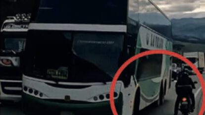 Conductor imprudente en carretera Cochabamba - Santa Cruz