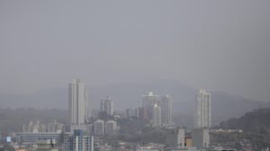 Alerta por humo tóxico en Panamá debido a incendio en vertedero