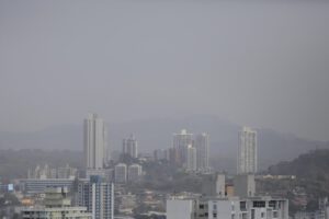 Alerta por humo tóxico en Panamá debido a incendio en vertedero