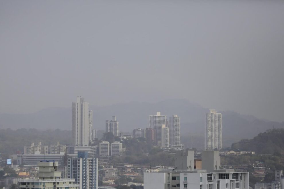 Alerta por humo tóxico en Panamá debido a incendio en vertedero