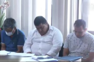 Falsos policías en Santa Cruz enfrentan cargos por tráfico de armas