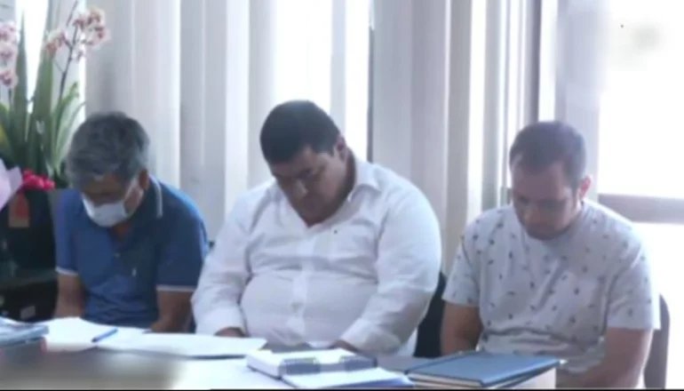 Falsos policías en Santa Cruz enfrentan cargos por tráfico de armas