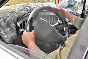 Conductor de taxi roba pertenencias a pasajeros en trayecto de El Alto a La Paz