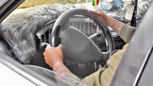 Conductor de taxi roba pertenencias a pasajeros en trayecto de El Alto a La Paz