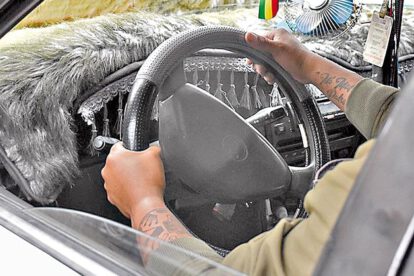 Conductor de taxi roba pertenencias a pasajeros en trayecto de El Alto a La Paz