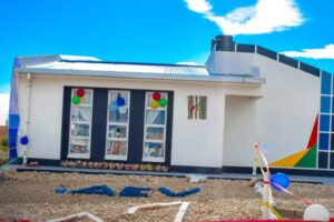 Gobierno entrega viviendas a padres solos en Bolivia
