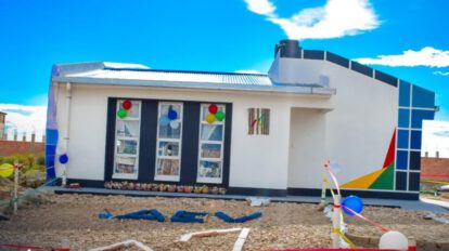 Gobierno entrega viviendas a padres solos en Bolivia