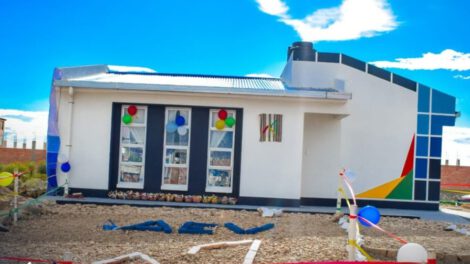 Gobierno entrega viviendas a padres solos en Bolivia
