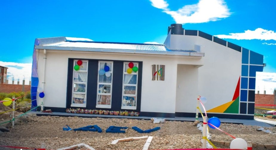 Gobierno entrega viviendas a padres solos en Bolivia