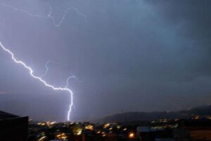 Tormenta eléctrica en Potosí causa la muerte de 10 llamas y afecta varias comunidades