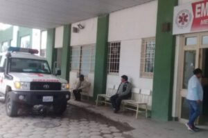 Mujer en estado crítico tras caída durante discusión
