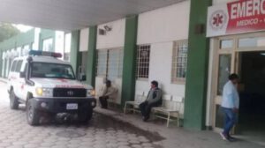 Mujer en estado crítico tras caída durante discusión