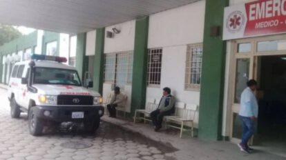 Mujer en estado crítico tras caída durante discusión