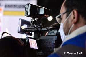 Un camarógrafo registra imágenes durante la cobertura informativa sobre el respeto a la prensa en La Paz