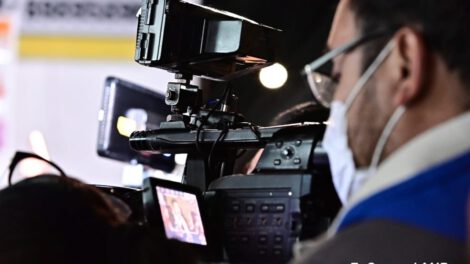 Un camarógrafo registra imágenes durante la cobertura informativa sobre el respeto a la prensa en La Paz