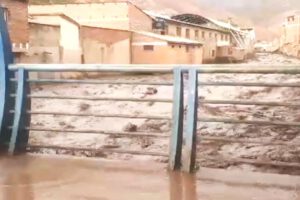 Huanuni inundaciones tras desbordamiento del Río Huanuni