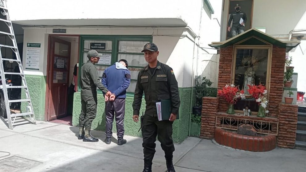 Detienen a sujeto por grabar partes íntimas de menores durante desfile escolar en La Paz