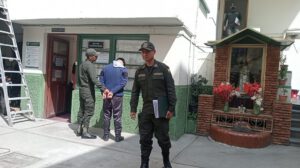 Detienen a sujeto por grabar partes íntimas de menores durante desfile escolar en La Paz