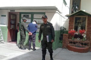 Detienen a sujeto por grabar partes íntimas de menores durante desfile escolar en La Paz