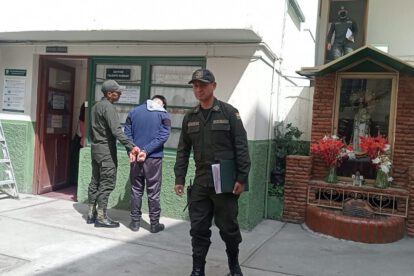 Detienen a sujeto por grabar partes íntimas de menores durante desfile escolar en La Paz