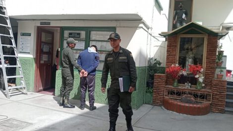 Detienen a sujeto por grabar partes íntimas de menores durante desfile escolar en La Paz