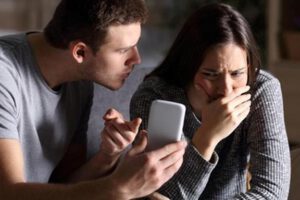 Revisar el celular de tu pareja según encuesta