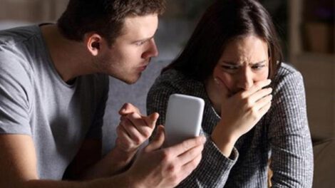 Revisar el celular de tu pareja es una de las tentaciones más irresistibles