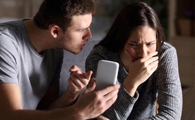 Revisar el celular de tu pareja es una de las tentaciones más irresistibles