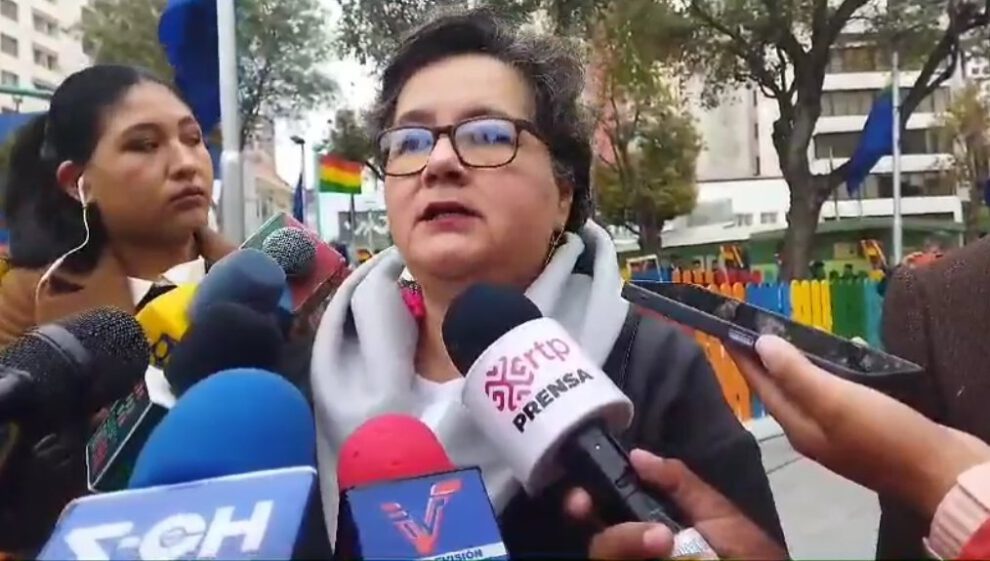 La ministra de Trabajo, Verónica Navia, desmiente efectos negativos del incremento salarial