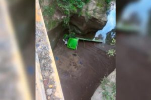 Tragedia en Puente La Negra: camión se embarranca dejando un muerto y un sobreviviente