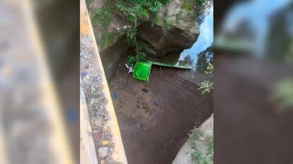 Tragedia en Puente La Negra: camión se embarranca dejando un muerto y un sobreviviente