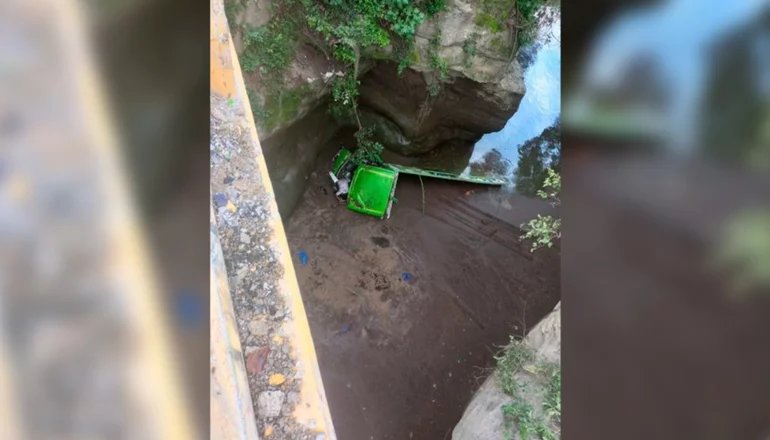 Tragedia en Puente La Negra: camión se embarranca dejando un muerto y un sobreviviente