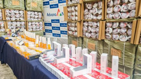 Decomiso de mercancía ilegal por la Aduana Nacional en Oruro