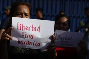 Una mujer muestra un letrero en el que pide libertad para Verónica Delgado