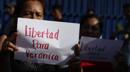 Una mujer muestra un letrero en el que pide libertad para Verónica Delgado