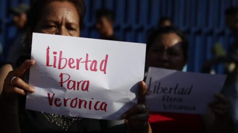 Una mujer muestra un letrero en el que pide libertad para Verónica Delgado