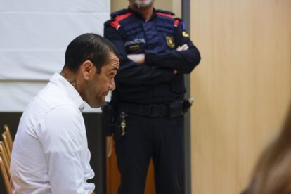 Dani Alves consigna la fianza para salir de la cárcel