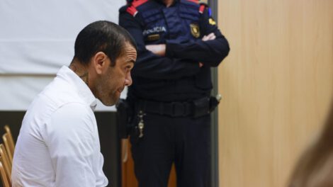 Dani Alves consigna la fianza para salir de la cárcel