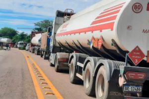 Bloqueo en la ruta Santa Cruz - Camiri por pobladores de Abapó